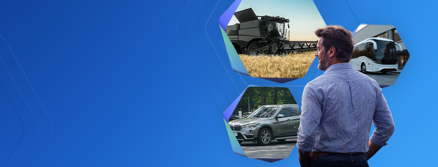 Foto de homem olhando para um mosaico com imagens de carro, maquinrio e nibus de viagem.