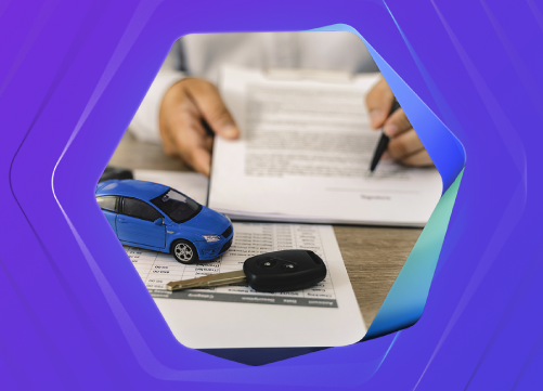 Imagem de uma pessoa assinando um contrato com um carrinho azul e chave em frente, dentro de um hex�gono sobre fundo roxo